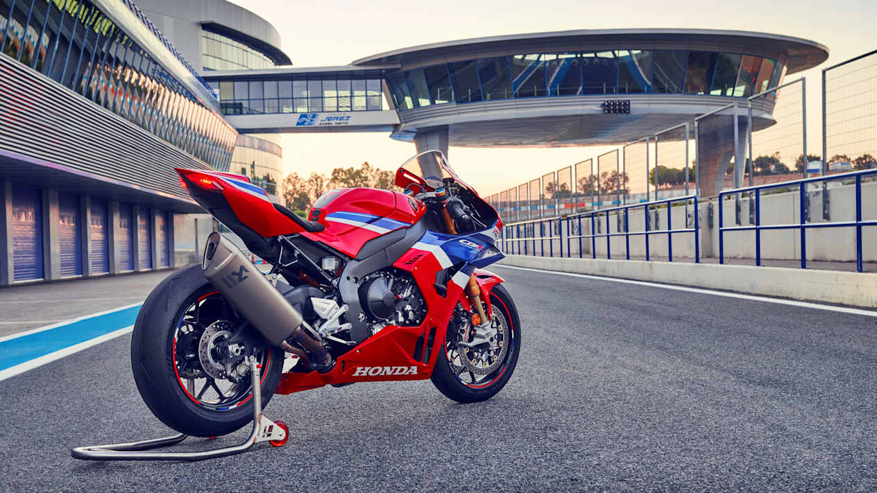 Honda Fireblade SP CBR1000RR-R 2024 : trois quarts arrière droit statique dans la ligne des stands