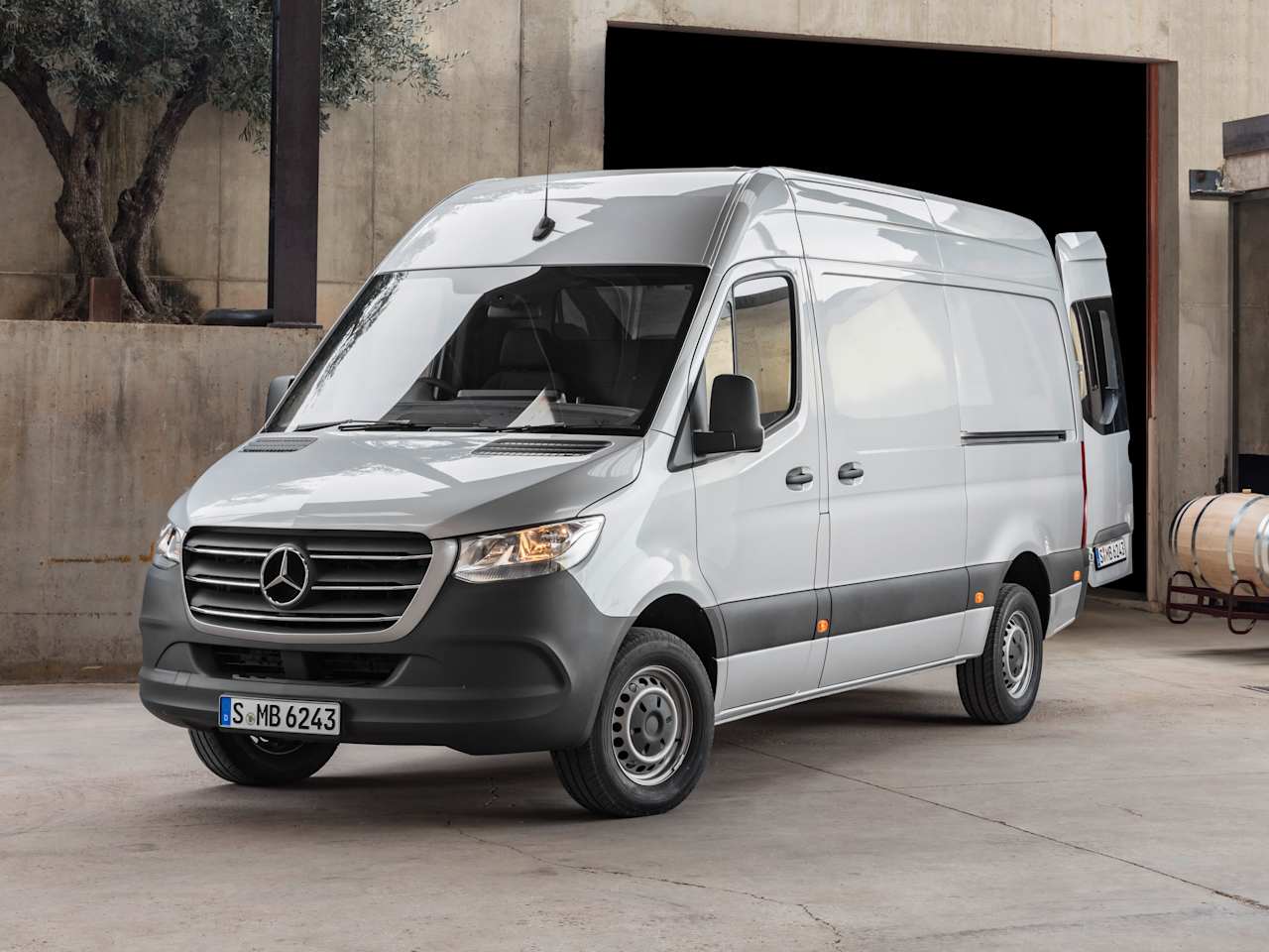 Awards Galore for Mercedes-Benz Vans after the Sprinter collects its first UK accolade!