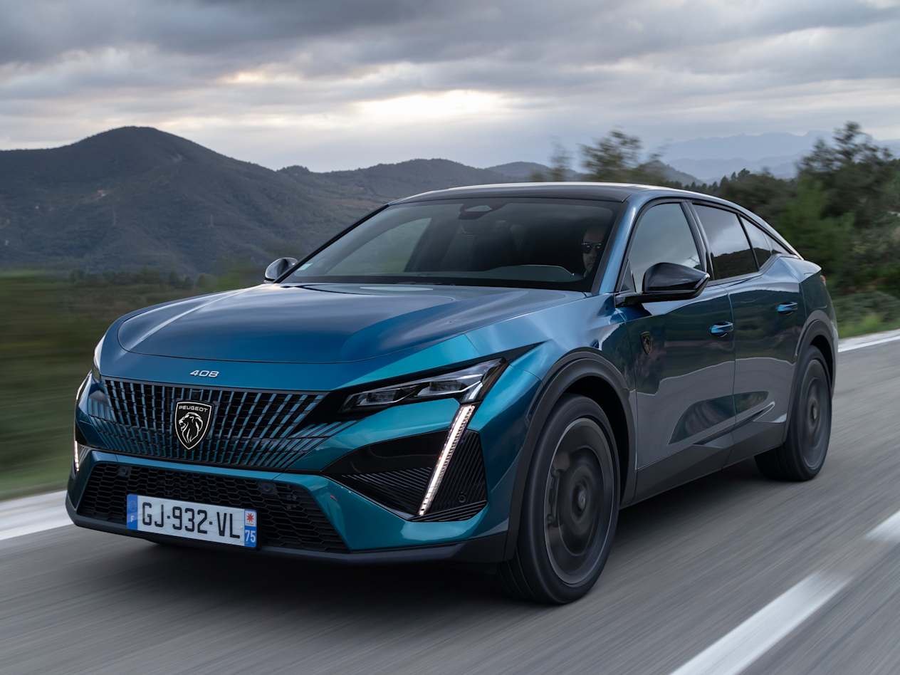 Peugeot 408 2022 : trois quarts avant gauche sur route