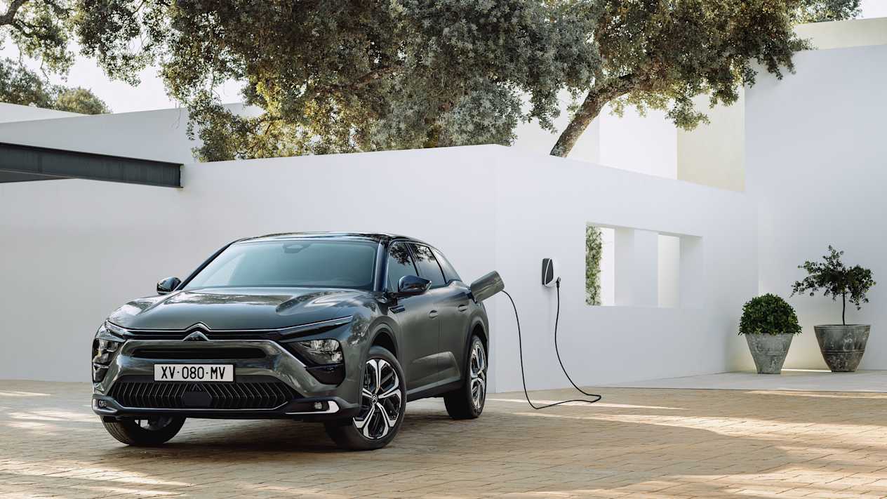 Nouvelle Citroën C5 X : Trois quart avant en recharge