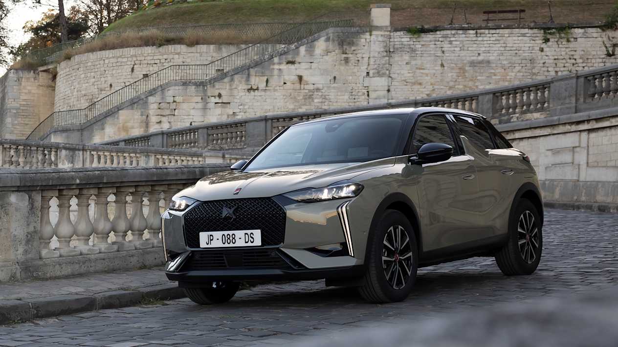 DS 3 : trois quarts avant gauche dans la rue