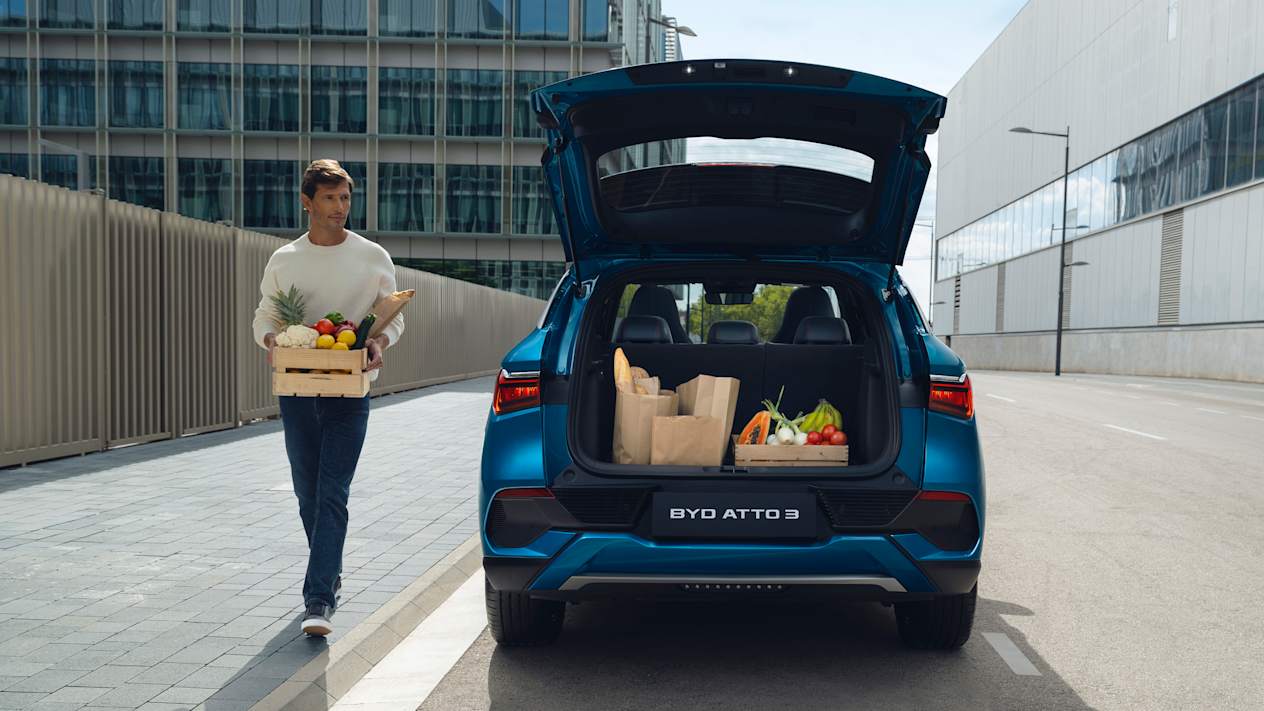 BYD Atto 3 2022 : coffre avec modèle