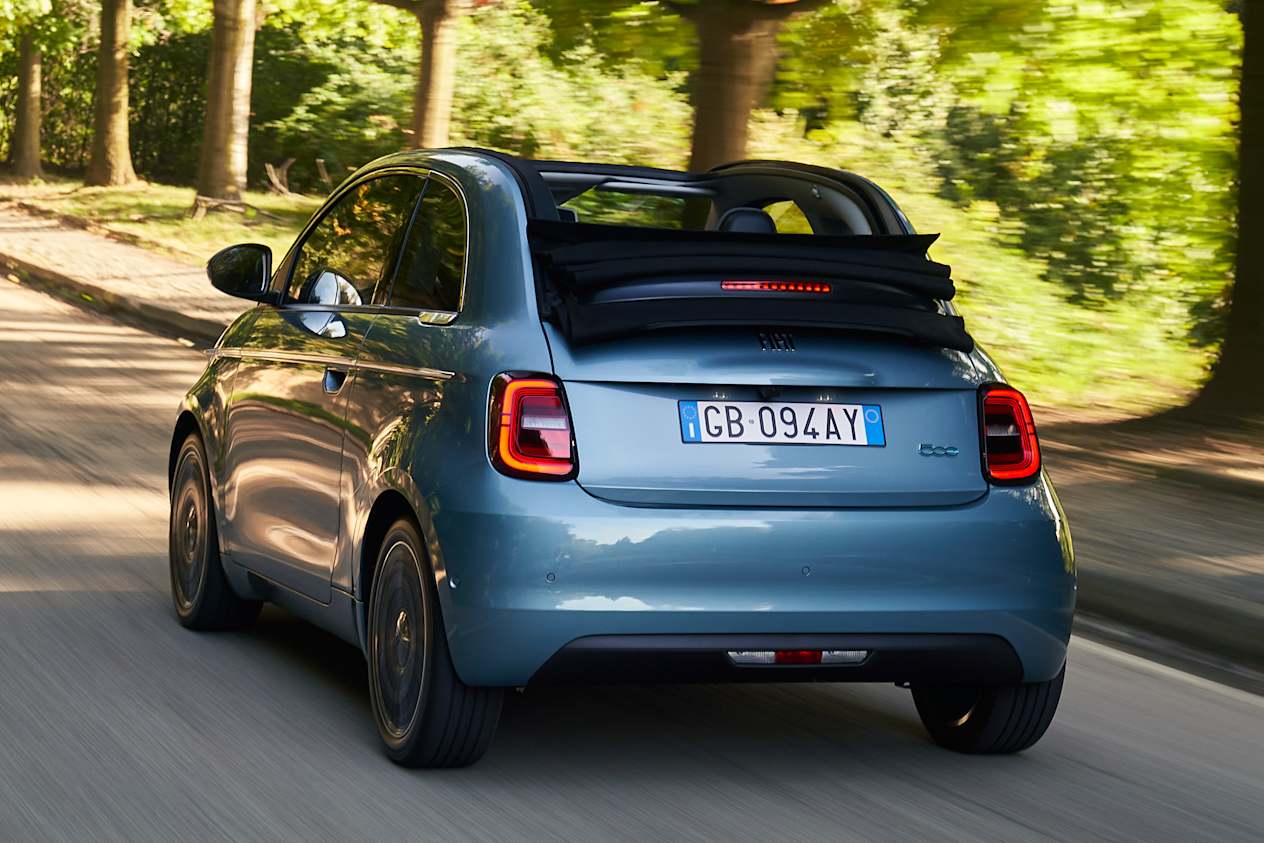 Fiat 500 500e électrique cabrio arrière sur route