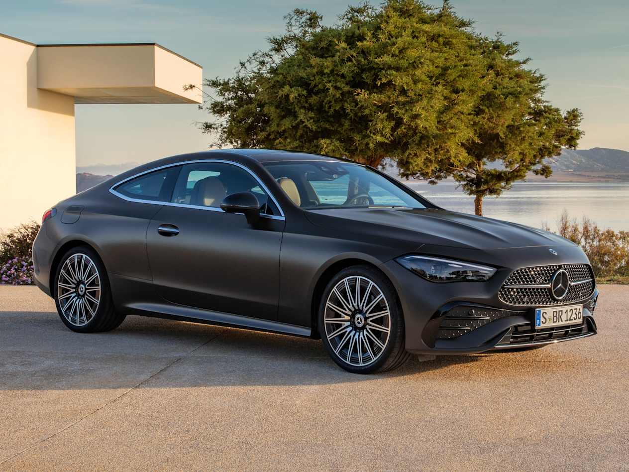 Mercedes CLE Coupé 2023 : trois quarts avant droit statique devant villa