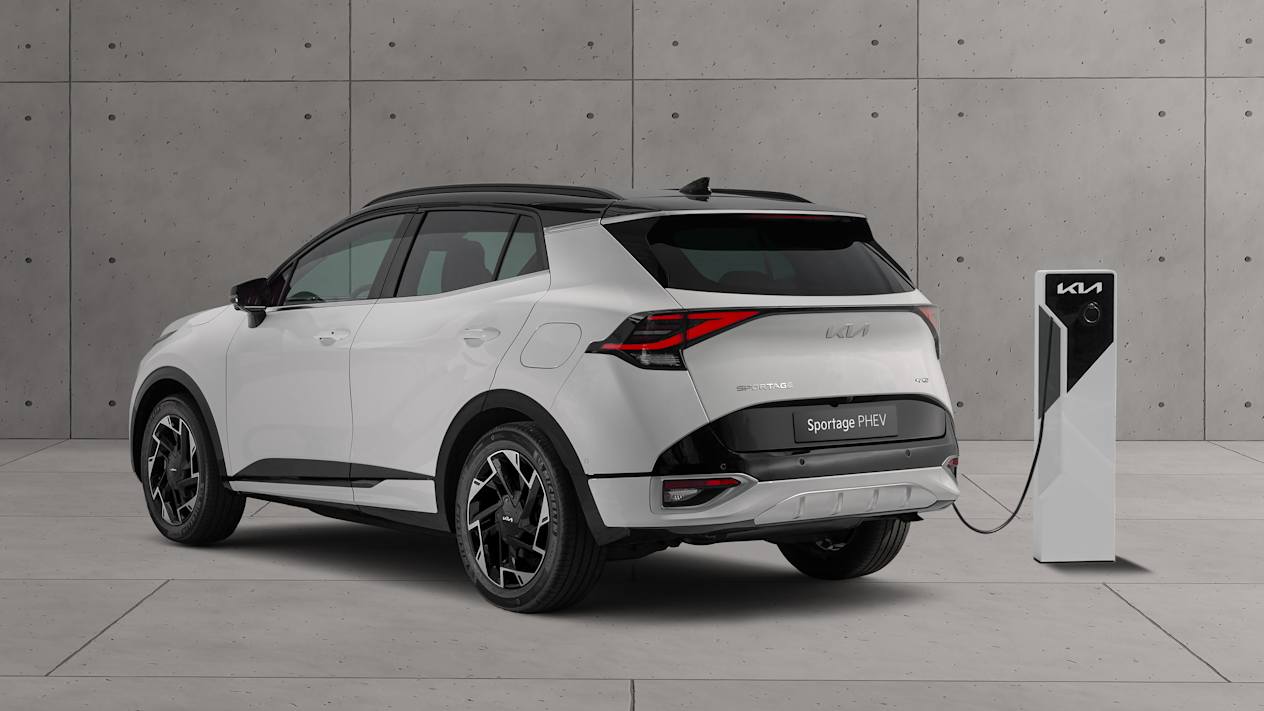Kia Sportage 2022 : Trois quart arrière blanc PHEV en recharge