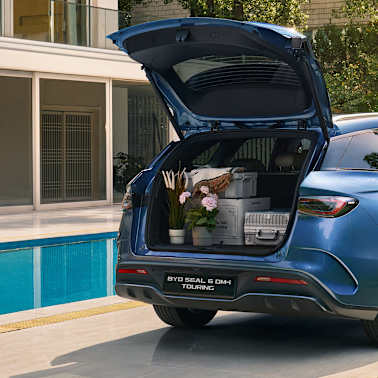 Hands-free power tailgate