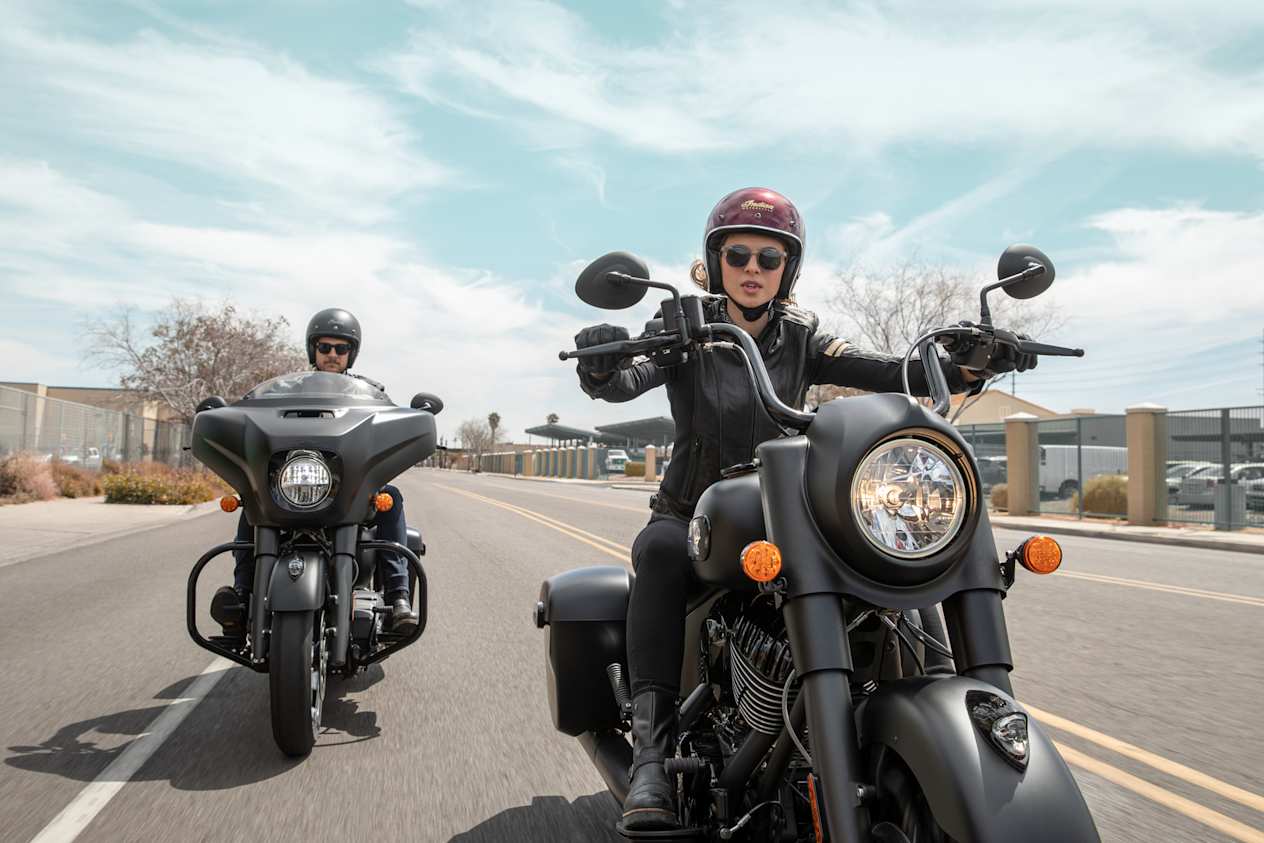 Indian Springfield Dark Horse sur la route et phare
