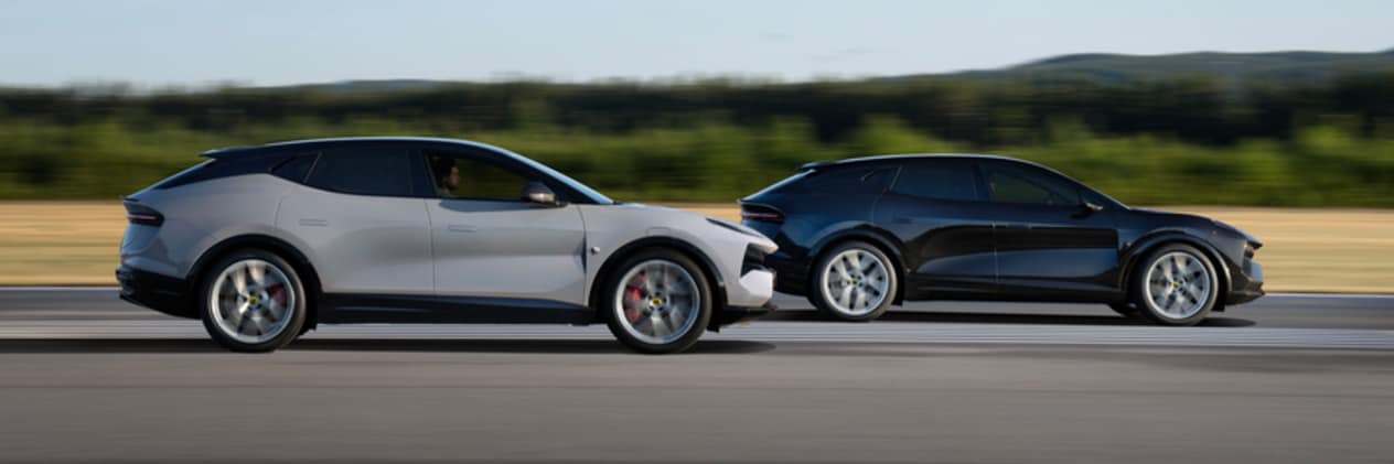 Lotus Eletre : deux véhicules de profil
