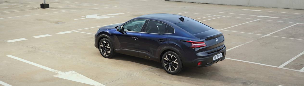 Citroën C4X 2025 : trois quarts arrière gauche en vue plongeante