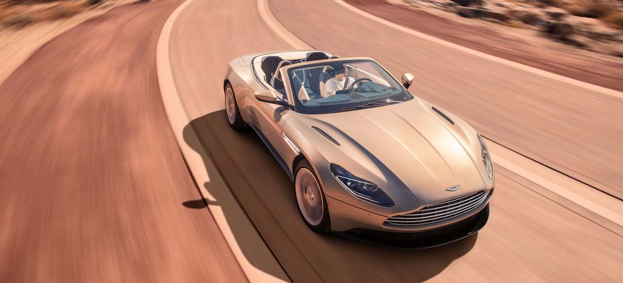 Aston Martin DB 11 Volante : Trois quart avant en vue plongeante avec capote ouverte