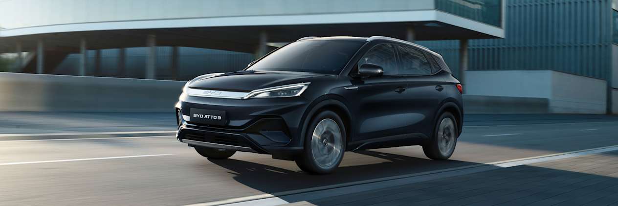 BYD Atto 3 2025 : trois quarts avant gauche en mouvement couleur Cosmos Black