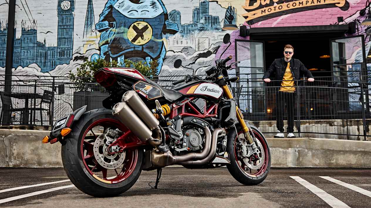Indian FTR x RSD Super Hooligan 2024 : trois quarts arrière droit statique