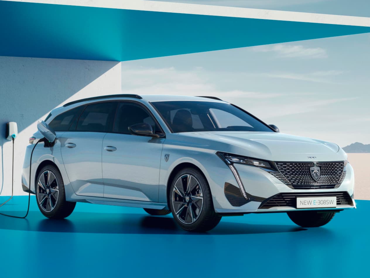 Peugeot e-308 et e-308 SW : Trois quart avant droit en recharge