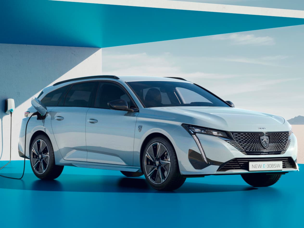 Peugeot e-308 et e-308 SW : Trois quart avant droit en recharge