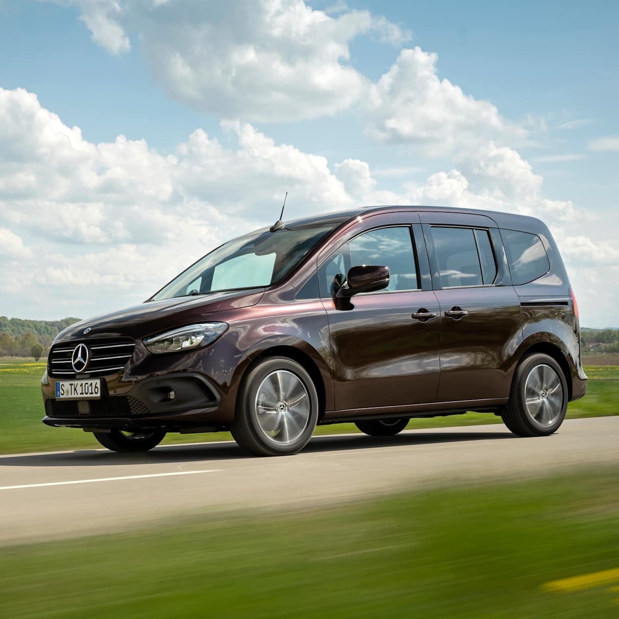 Mercedes Classe T : trois quarts avant gauche sur route