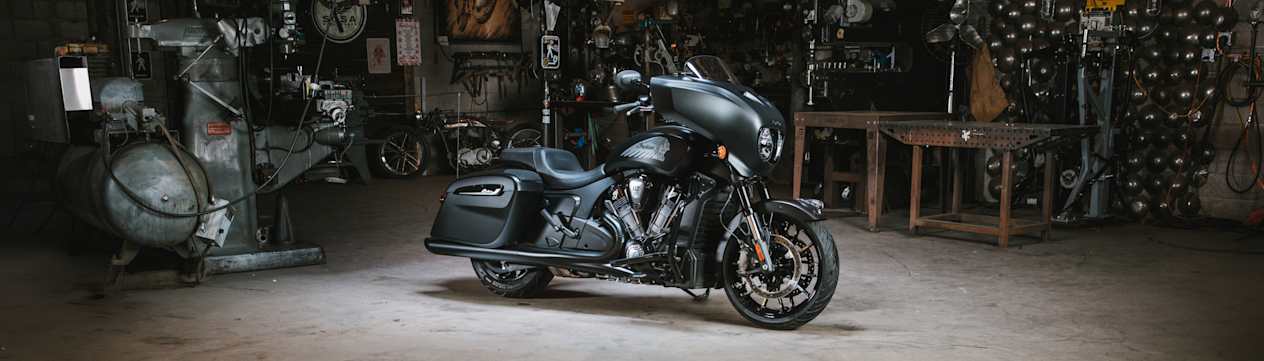 Indian Chieftain Powerplus Dark Horse 2025 : trois quarts avant droit statique dans garage
