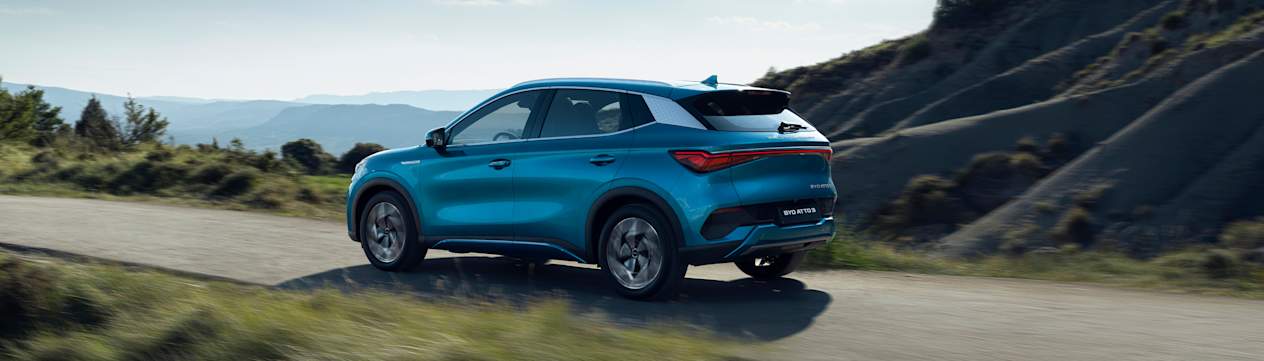 BYD Atto 3 2022 : trois quarts arrière gauche en mouvement