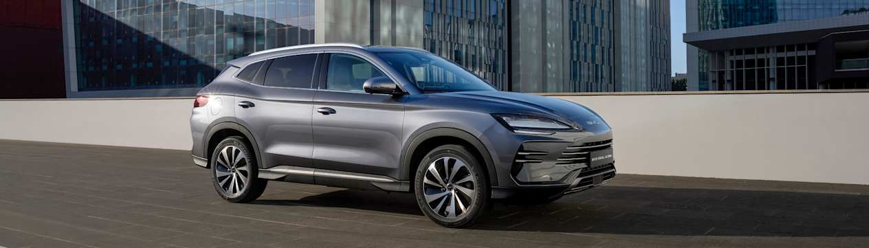 BYD Seal U DM-i 2024 : trois quarts avant gauche sur route en ville