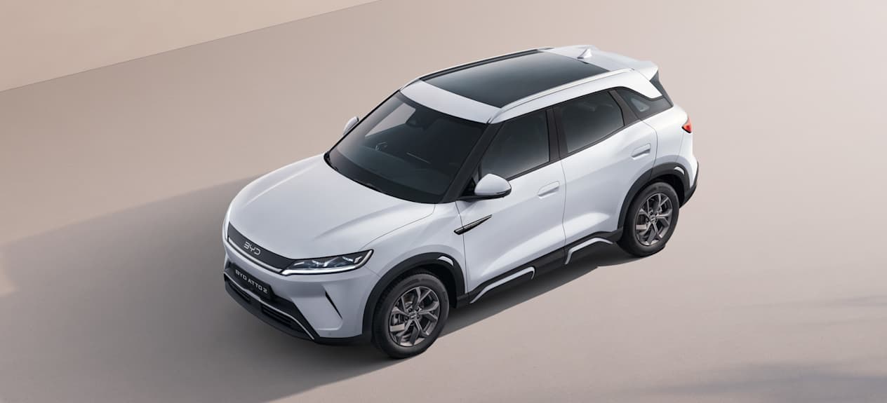 BYD Atto 2 2025 blanc : trois quarts avant gauche statique vue plongeante