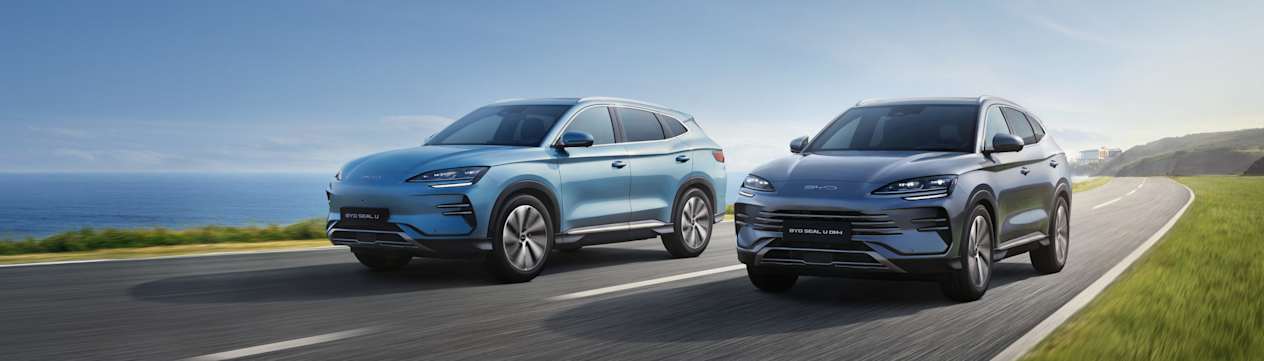 BYD Seal U et BYD Seal U DM-i en vue trois quarts avant gauche sur route