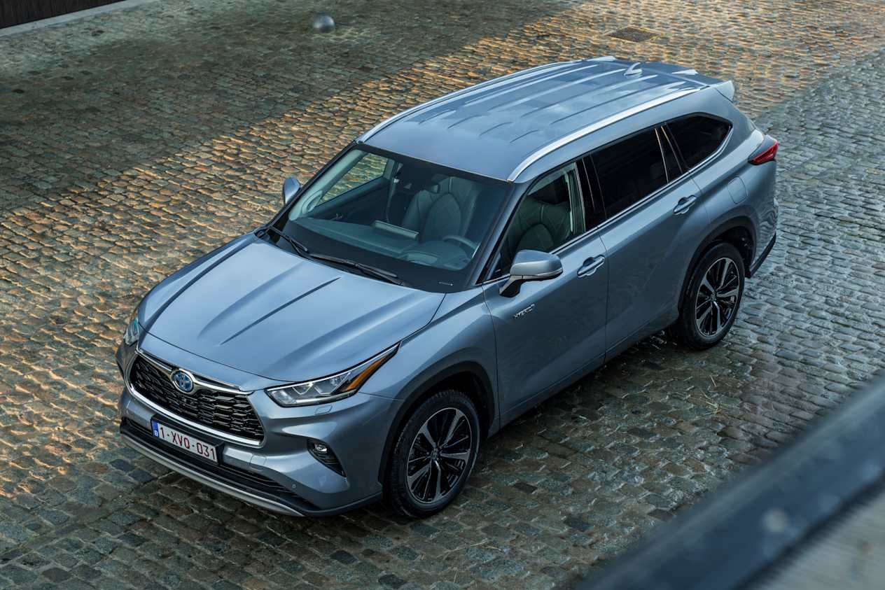 Toyota Highlander 2021 : trois quarts avant gauche vue plongeante