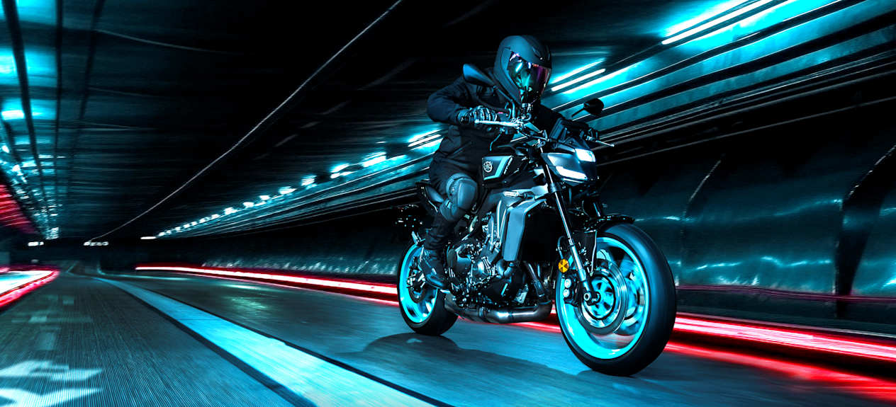 Yamaha MT-09 2024 : trois quarts avant droit dans tunnel avec lumières néon