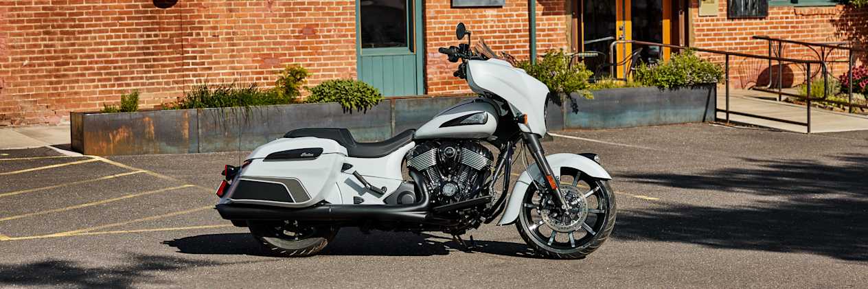 Indian Chieftain Dark Horse 2024 Ghost White Metallic Smoke : profil droit statique