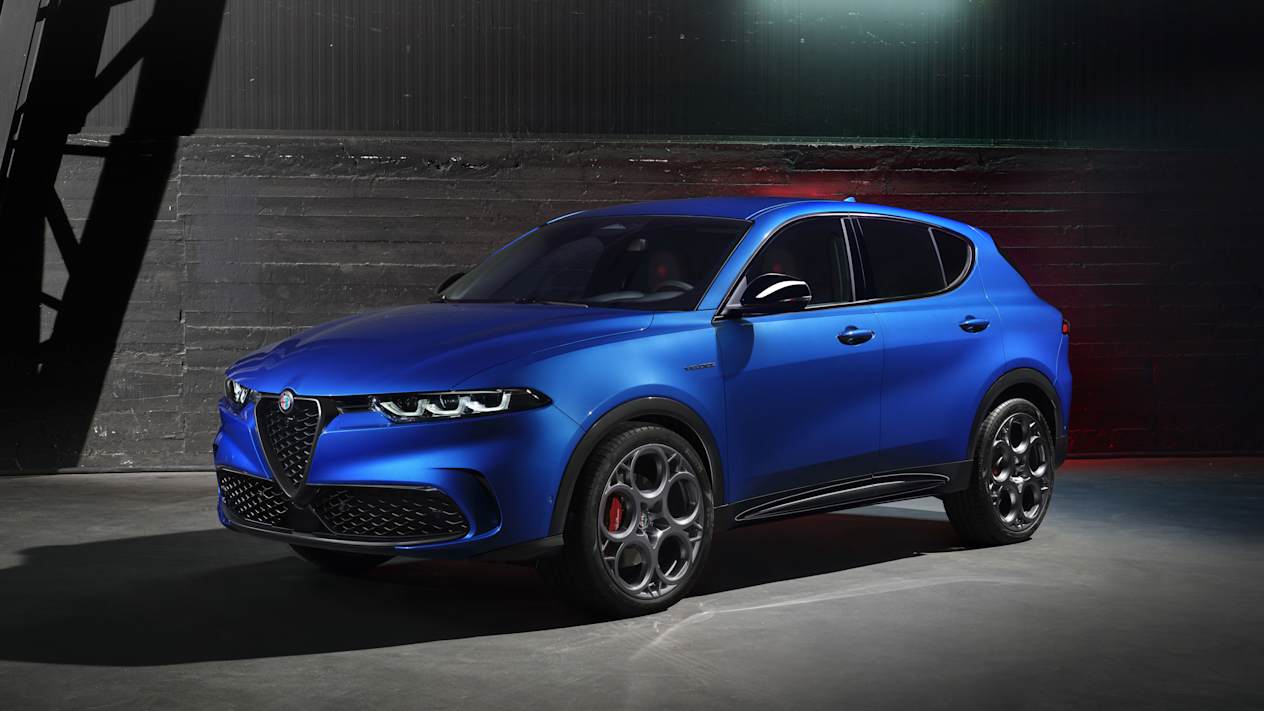 Alfa Romeo Tonale 2022 : Trois quart avant gauche dans un hangar
