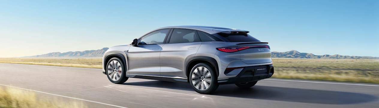 BYD Sealion 7 2024 : trois quarts arrière gauche sur route
