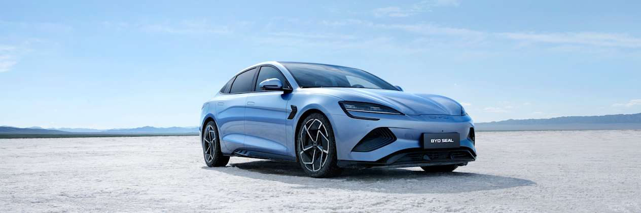 BYD Seal 2023 : trois quarts avant droit statique sur lac salé