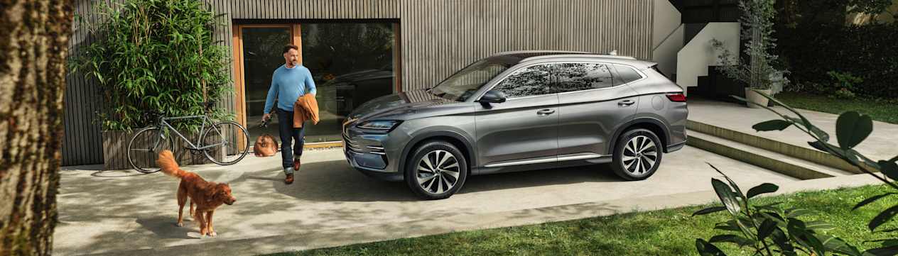 BYD Seal U DM-i 2024 : profil gauche garé devant une maison