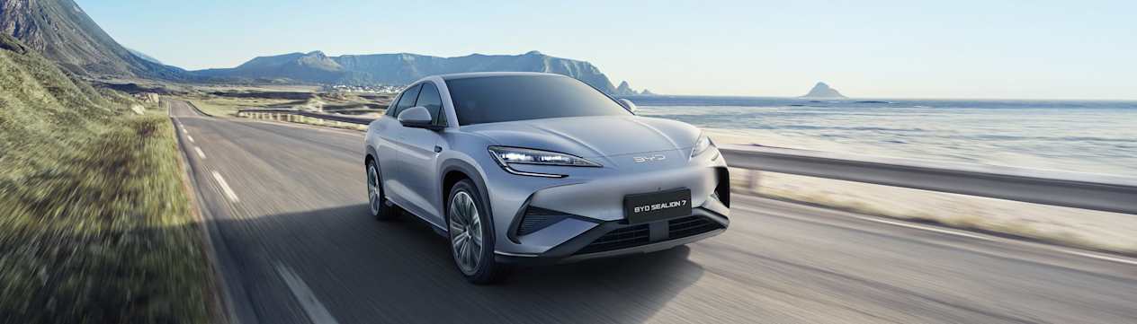 BYD Sealion 7 2024 : trois quarts avant droit sur route en bord de mer