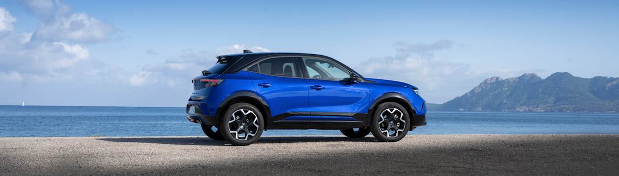 Opel Mokka 2025 : profil droit statique en bord de mer