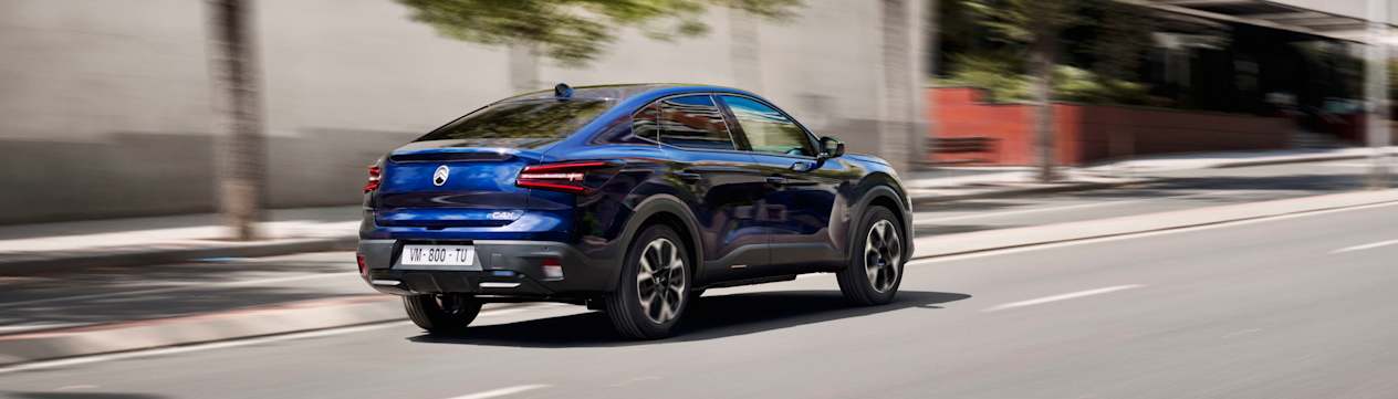 Citroën C4X 2025 : trois quarts arrière droit sur route
