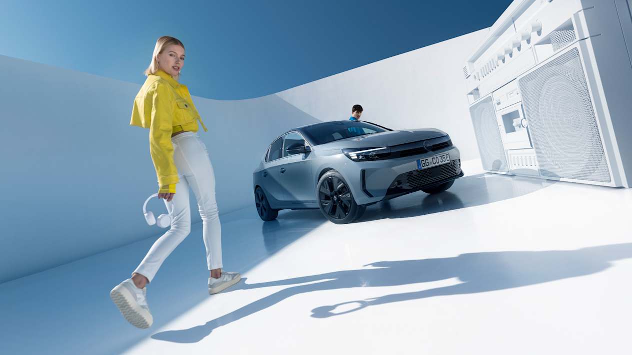 Opel Corsa 2023 : trois quarts avant droit statique avec modèles