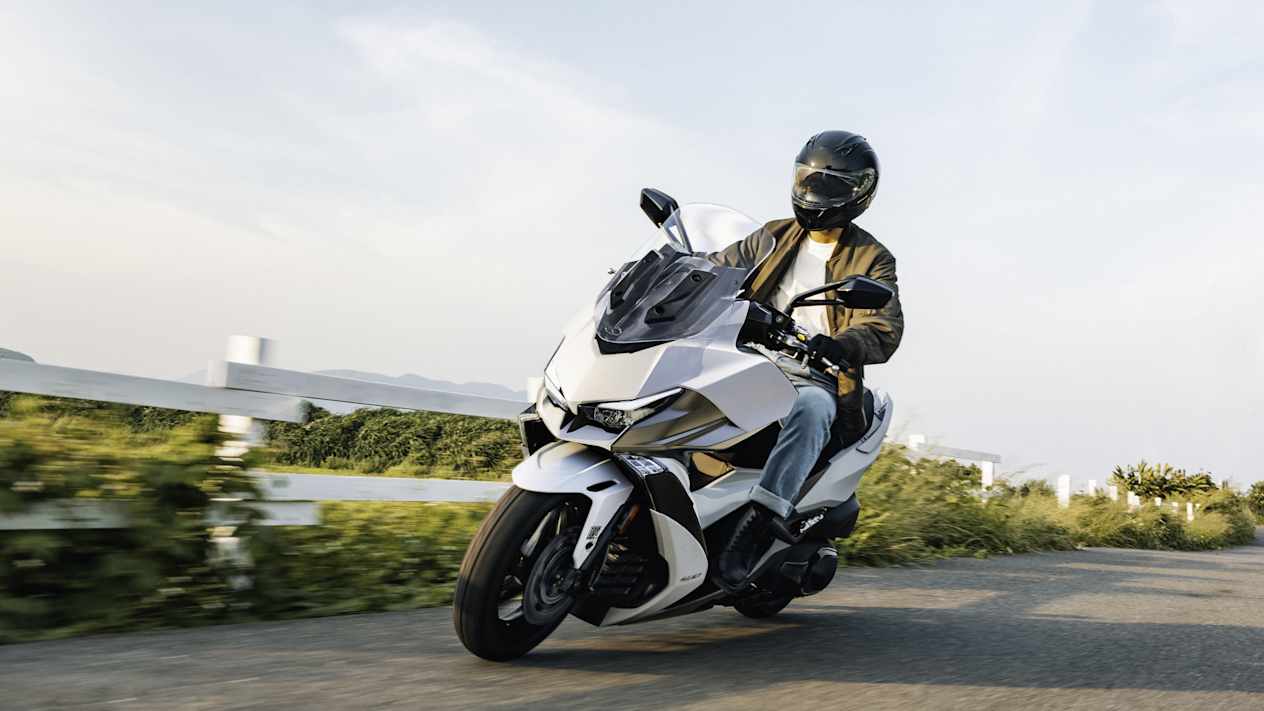 Kymco Xciting VS 400 SE 2024 : trois quarts avant gauche sur route