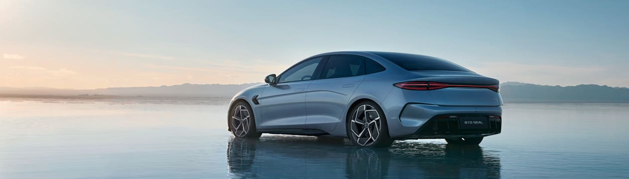 BYD Seal 2023 : trois quarts arrière gauche statique sur l'eau