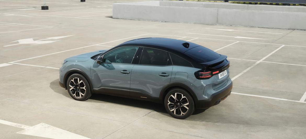 Citroën C4 2025 : trois quarts arrière gauche statique en vue plongeante