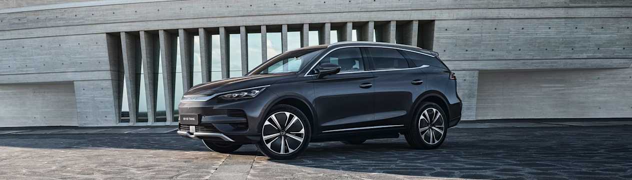 BYD Tang 2024 : trois quarts avant gauche statique devant bâtiment