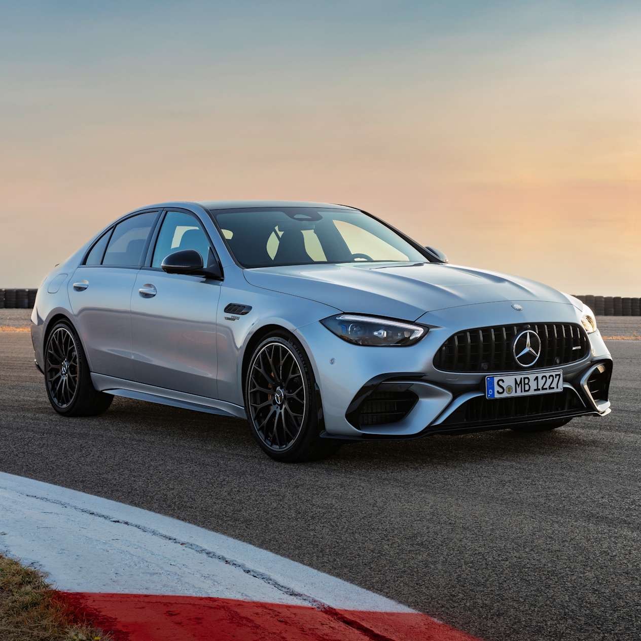 Mercedes-AMG C 63 SE berline : trois quarts avant droit sur circuit