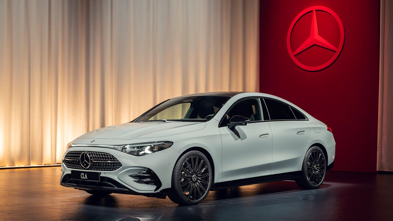 Mercedes CLA 2025 gris : trois quarts avant gauche statique