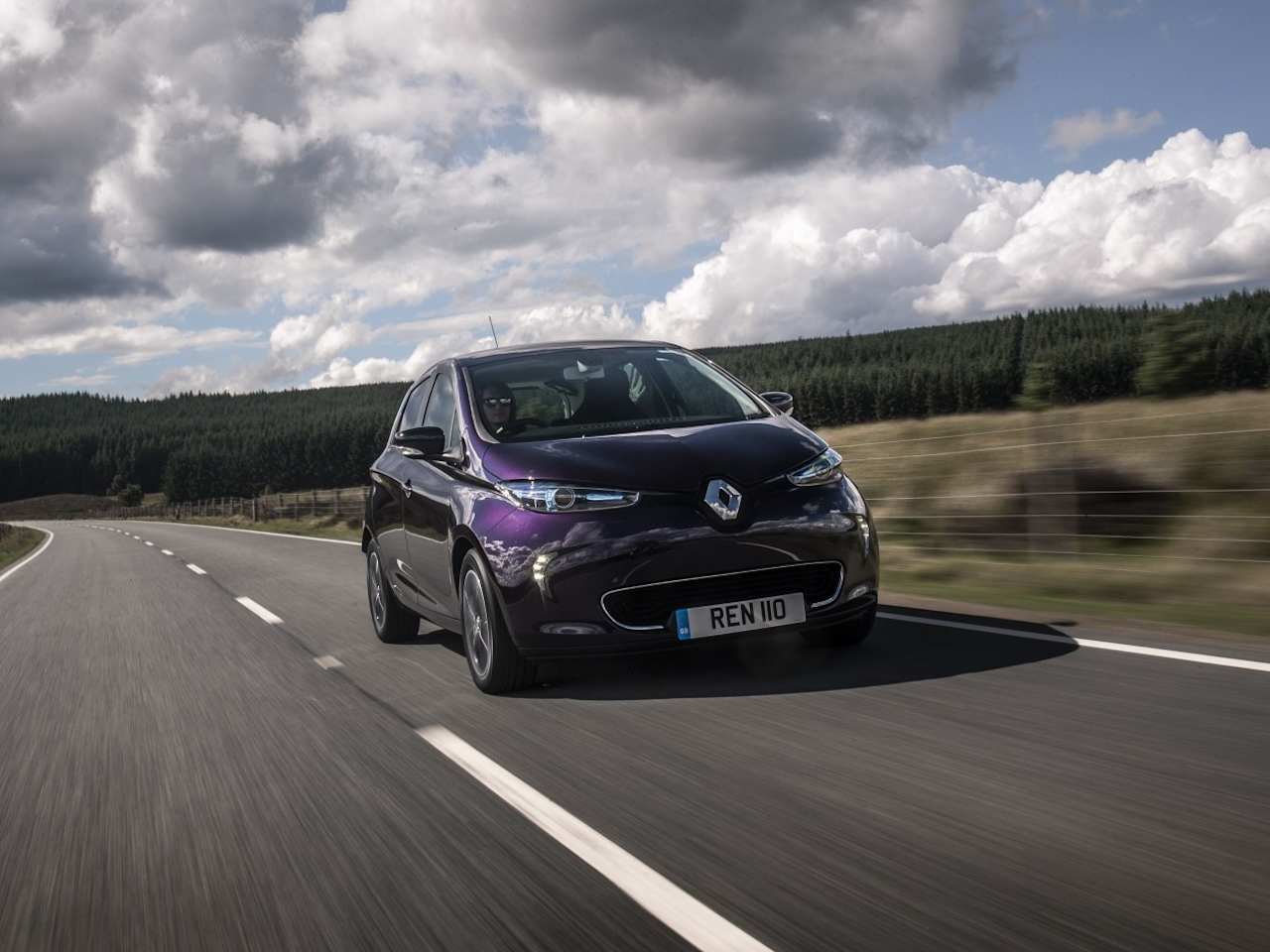 RENAULT'S ELECTRIC ZOE WINS CARWOW ECO AWARD 