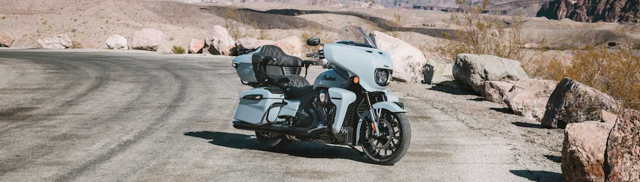 Indian Roadmaster Powerplus Dark Horse 2025 : trois quarts avant droit statique