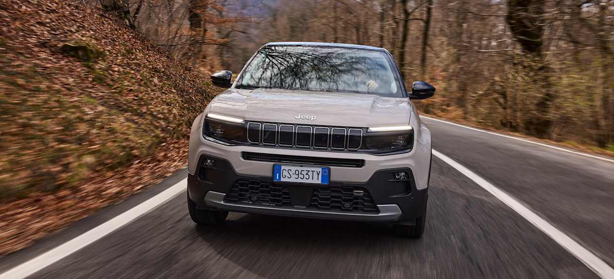 Jeep Avenger 2024 : face avant sur route