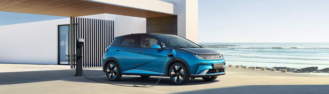 BYD Dolphin 2023 : trois quarts avant droit statique en charge en bord de mer