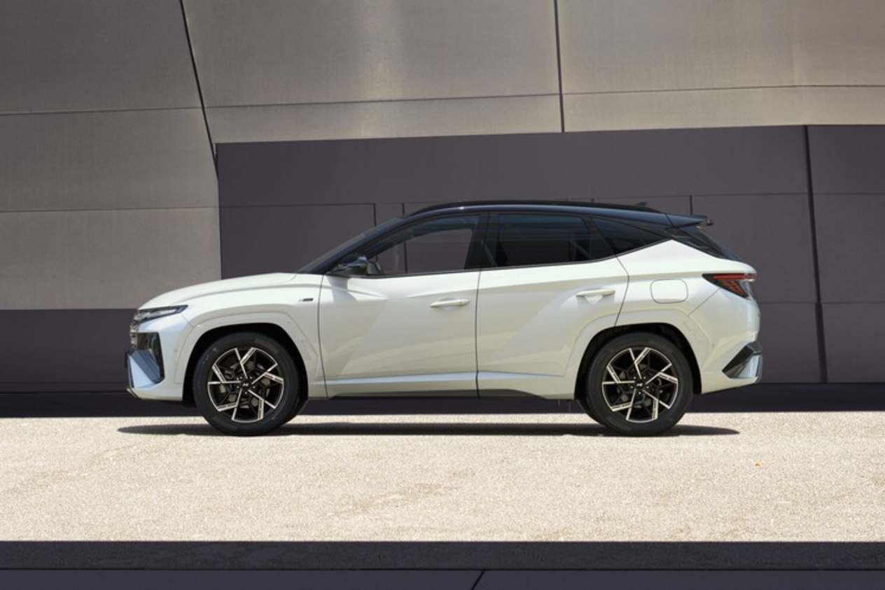 Hyundai TUCSON Side View