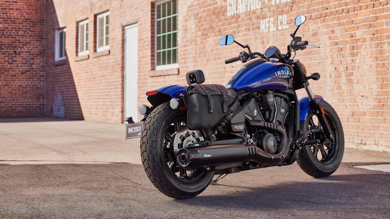 Indian Scout Bobber Limited + Tech 2025 : Spirit Blue Metallic trois quarts arrière statique