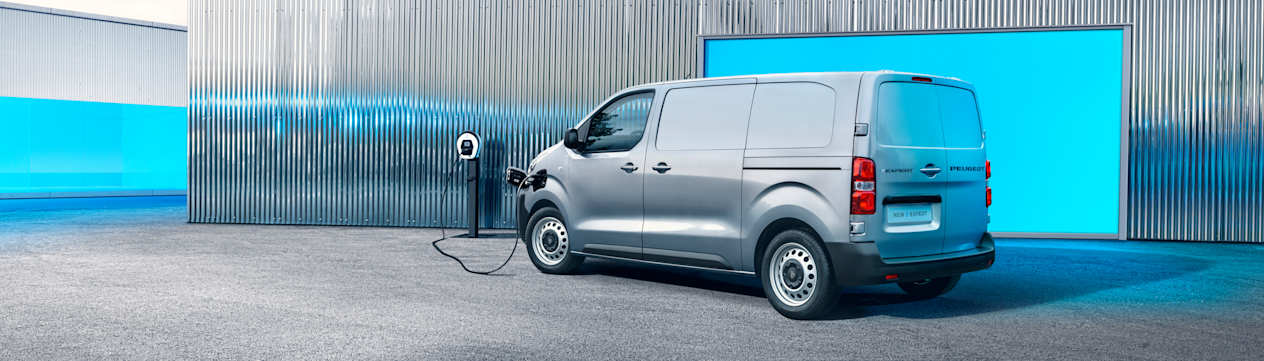 Peugeot Expert 2024 : trois quarts arrière gauche avec borne de recharge