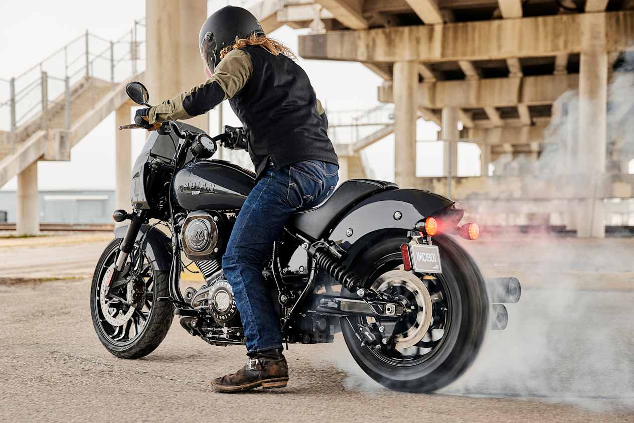 Indian Sport Chief 2025 : burnout vue trois quarts arrière