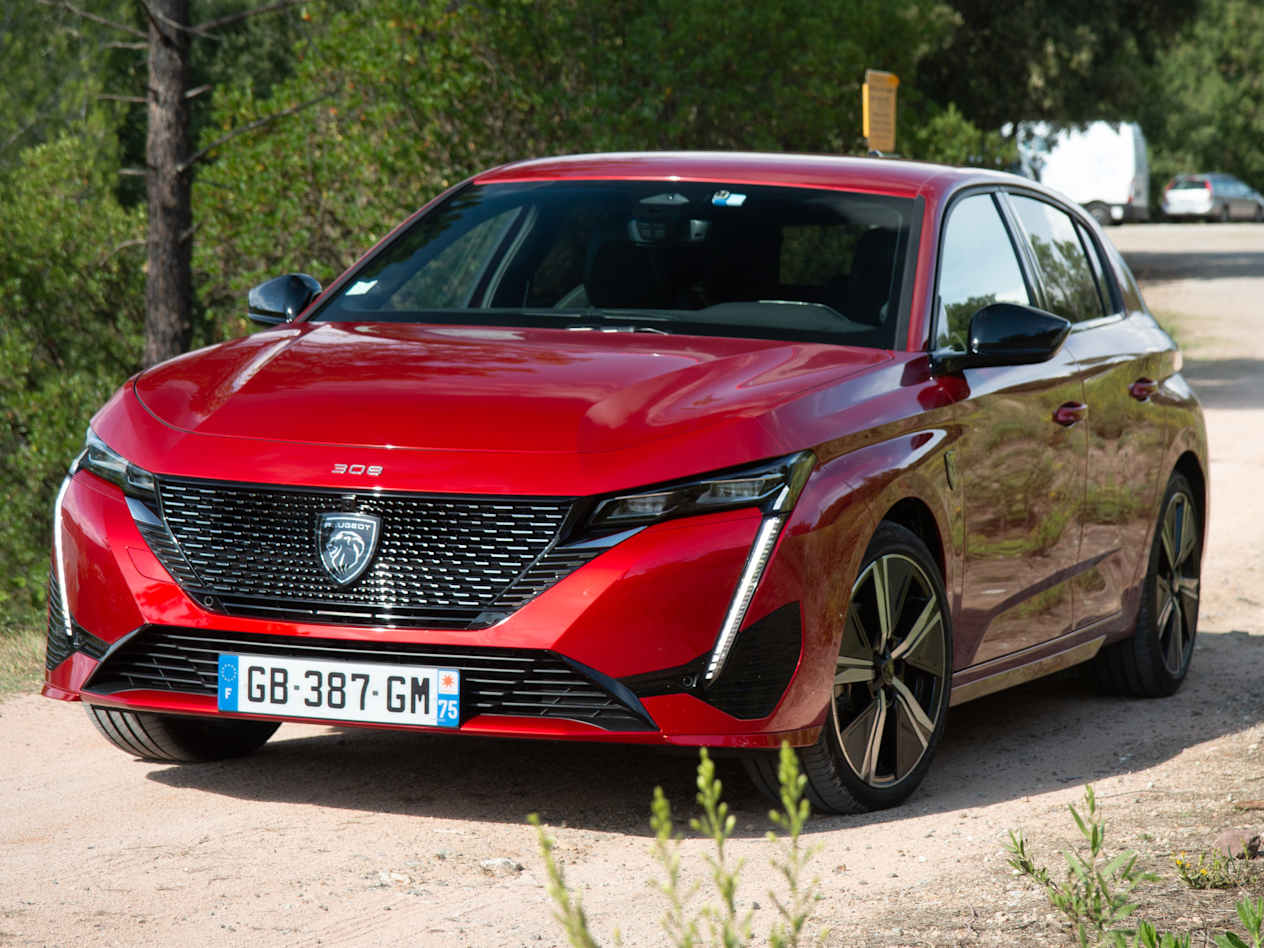 Peugeot 308 2021 rouge : trois quarts avant gauche sur route